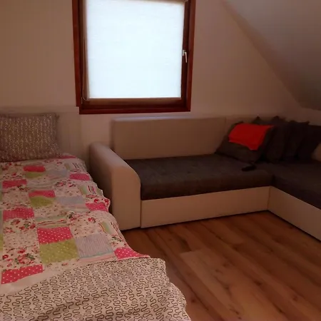 アパート Pecsely Apartman