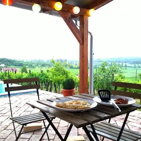 Pecsely Apartman * Pécsely