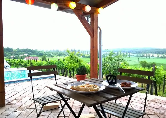 Pecsely Apartman * Pécsely